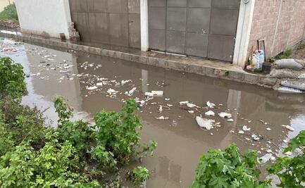 Lluvia en Ecatepec y Tecámac inunda vialidades y retrasa líneas del Mexibús