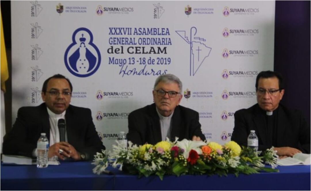 De izquierda a derecha, líderes del Celam, monseñor Juan Espinoza (MX) secretario general, primer vicepresidente monseñor Carlos María Collazzi de Uruguay y el secretario general adjunto, monseñor Francisco Niño Súa, de Colombia. Foto: Especial