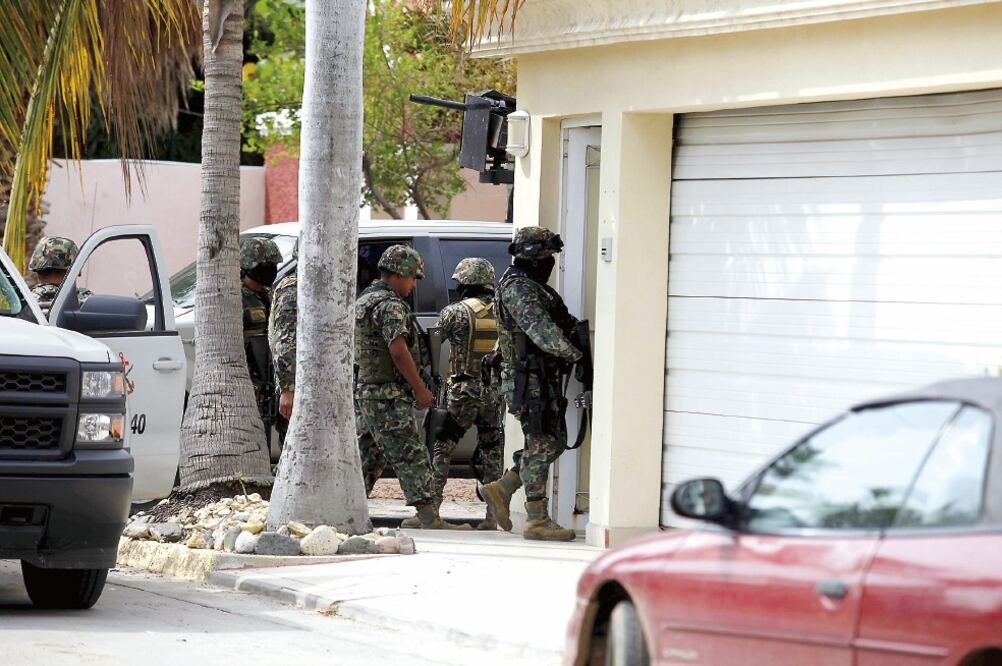 Oficiales de la Marina realizaron ayer un operativo de búsqueda de El Chapo Guzmán en Mazatlán, cerca de donde fue detenido en 2014