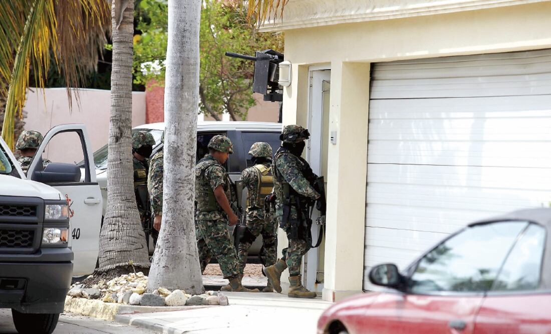 Oficiales de la Marina realizaron ayer un operativo de búsqueda de El Chapo Guzmán en Mazatlán, cerca de donde fue detenido en 2014