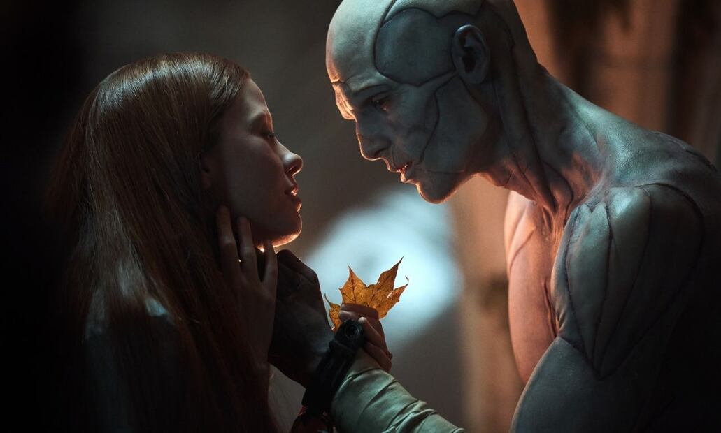 Mia Goth, en el papel de Elizabeth Lavenza, junto a Jacob Elordi como la Criatura. Crédito: Especial