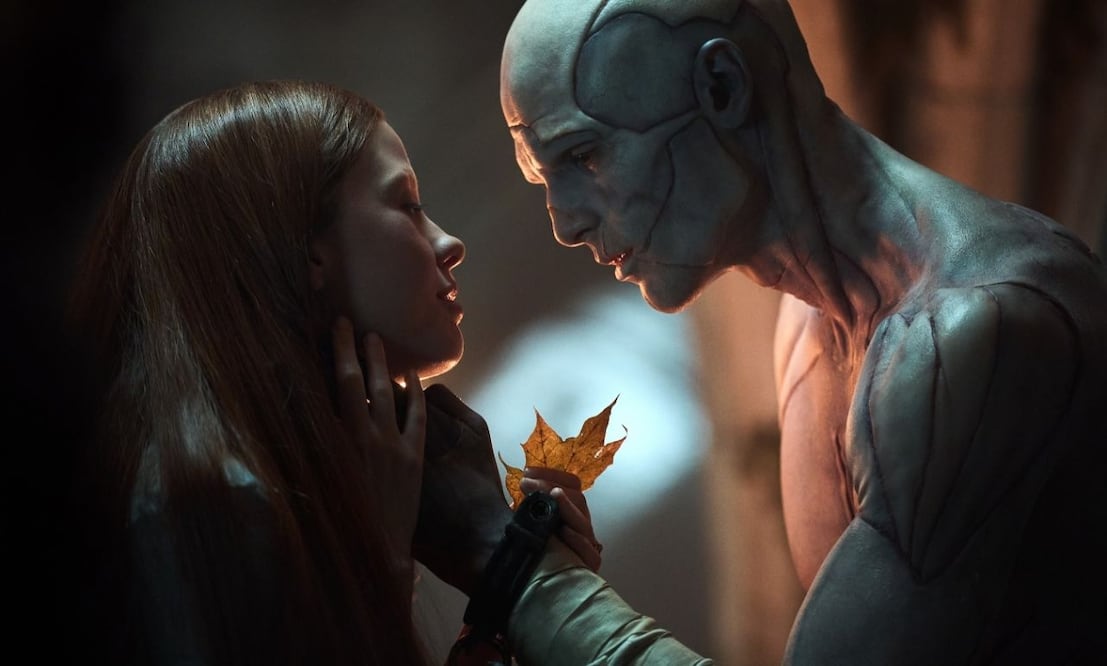 Mia Goth, en el papel de Elizabeth Lavenza, junto a Jacob Elordi como la Criatura. Crédito: Especial