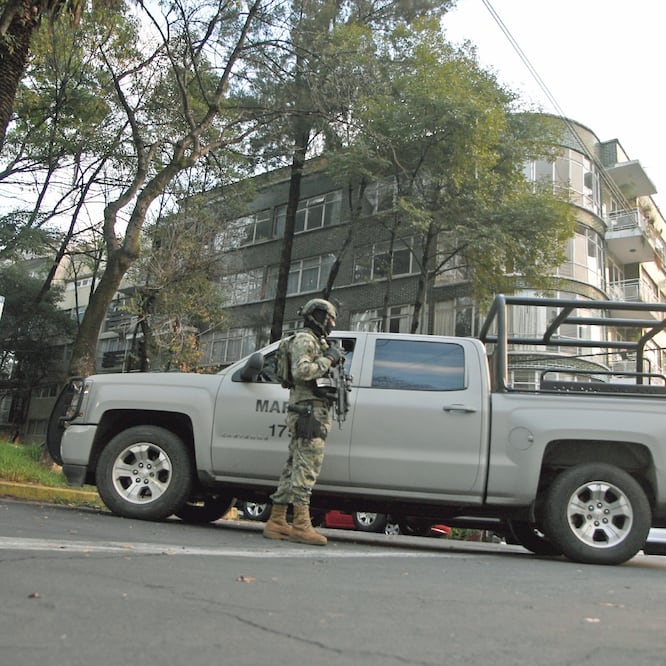 Elementos de la Policía Federal, de la Procuraduría General de la República y de la Marina participaron en el operativo en el que capturaron a El Pistache en una casa en Santa Fe, en la alcaldía de Cuajimalpa. Foto: ARMANDO MARTÍNEZ. EL UNIVERSAL