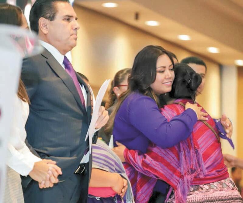 El gobierno de Silvano Aureoles, a través de la titular de la Seimujer, present ó un documento que incluye tipos de violencia y opciones para pedir ayuda. Foto: Especial