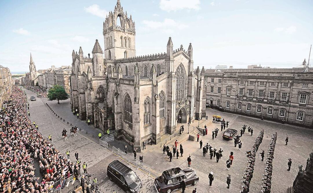 Miles de personas se congregaron para ver el paso del cortejo fúnebre de Isabel II, que atravesó la Royal Mile hacia la Catedral de Saint Giles. Foto: Oli Scarff/ AFP.