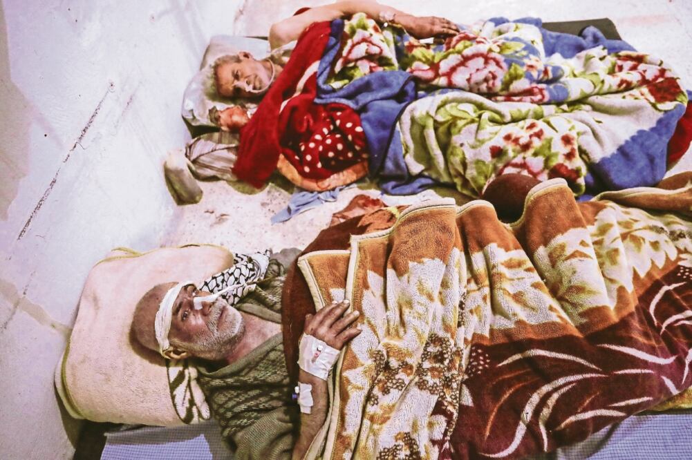 Lesionados recibieron ayer atención médica en un hospital tras la explosión de bombas en Guta Oriental, un enclave rebelde bajo ataque del régimen sirio.Lesionados recibieron ayer atención médica en un hospital tras la explosión de bombas en Guta Oriental