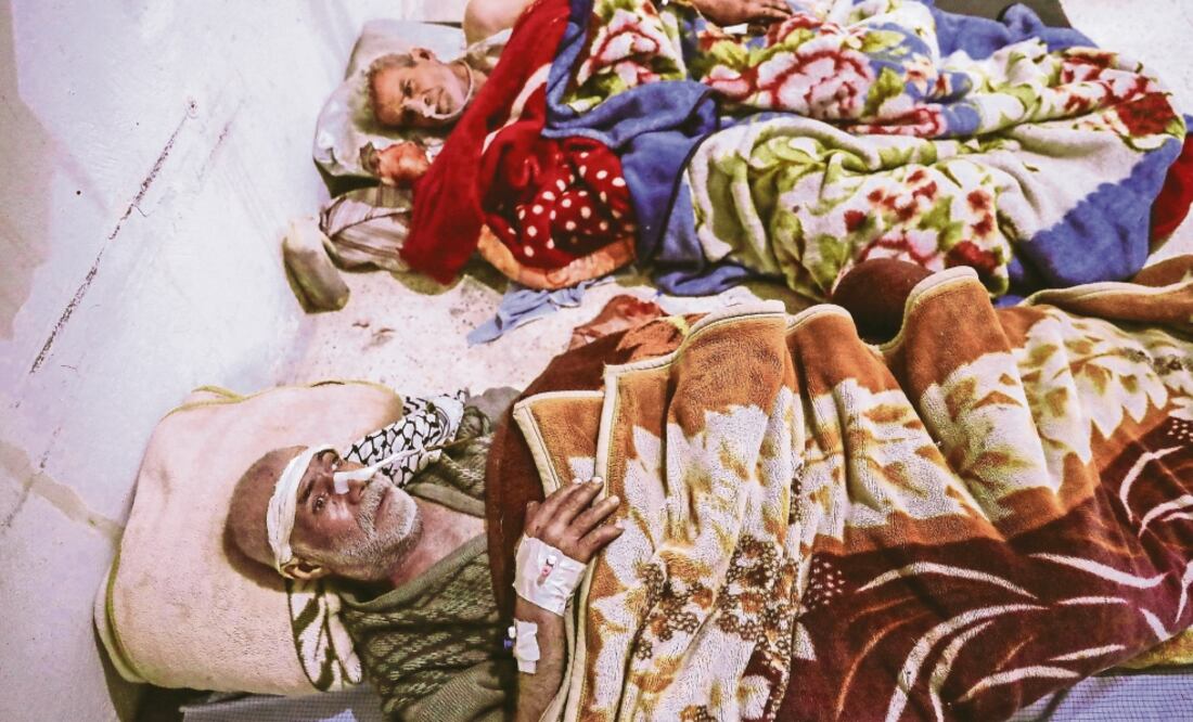 Lesionados recibieron ayer atención médica en un hospital tras la explosión de bombas en Guta Oriental, un enclave rebelde bajo ataque del régimen sirio.Lesionados recibieron ayer atención médica en un hospital tras la explosión de bombas en Guta Oriental