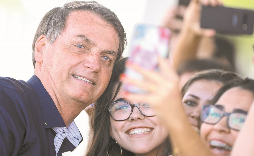 El presidente de Brasil, Jair Bolsonaro, posando para tomarse fotografías afuera del Palacio de la Alvorada el pasado 27 de diciembre. Foto: ADRIANO MACHADO. REUTERS