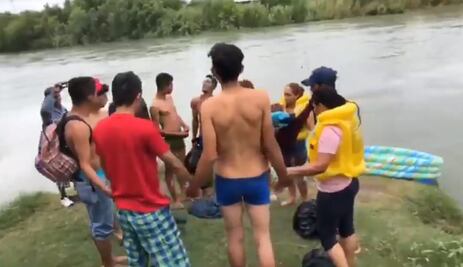 Una plegaria antes de arriesgar su vida al cruzar el Río Bravo 