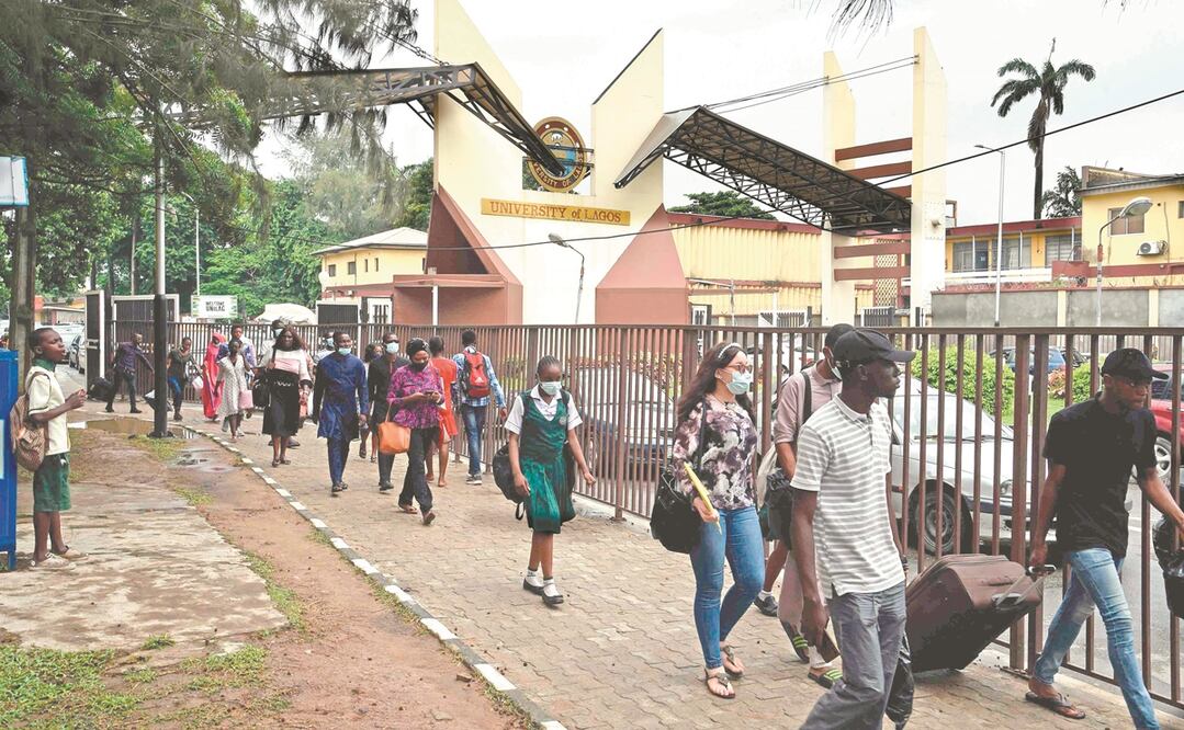 Estudiantes, al dejar el campus de Yaba, de la Universidad de Lagos; la institución suspendió la asistencia presencial ante los temores de otra oleada del Covid-19. Foto: PIUS UTOMI EKPEI. AFP 