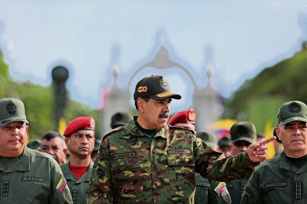 El mandatario venezolano, Nicolás Maduro (centro), durante un desfile militar en conmemoración del 203 aniversario de la Batalla de Carabobo, el lunes pasado. Foto de AFP