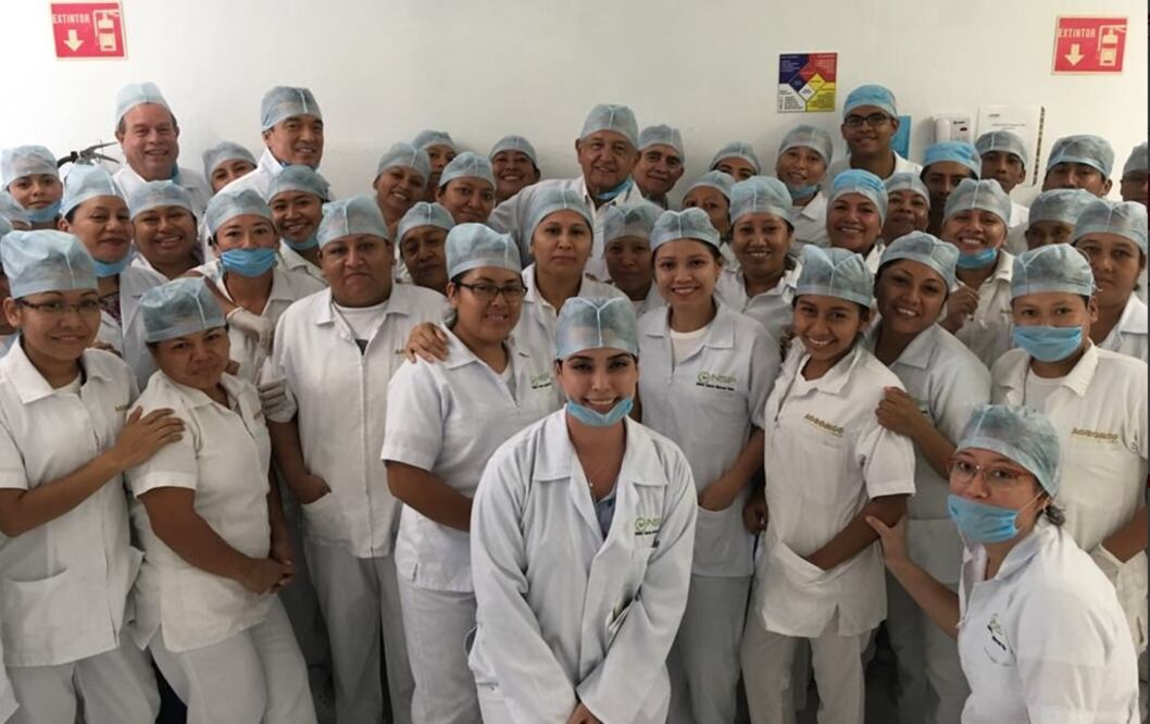 El virtual presidente electo convivió con los empleados de la empresa “Agromod”. Foto: @lopezobrador_