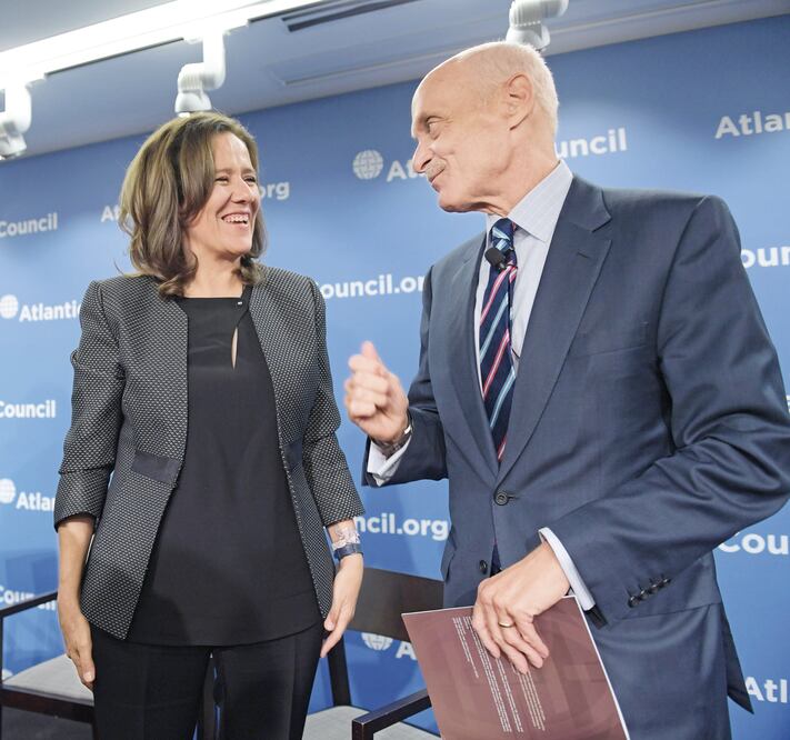 Encuentro. Margarita Zavala dialogó ayer con el ex secretario de Seguridad Interna de Estados Unidos, Michael Chertoff (LENIN NOLLY. EFE)