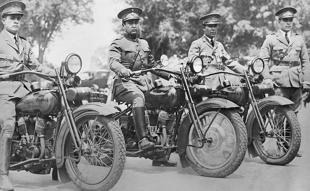 El general Antonio Gómez Velasco (al centro) se desempeñó como titular del Departamento de Tráfico del DF desde mediados de los años veinte. Foto: Wikimedia Commons.