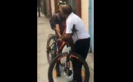Forcejeo entre ciclista y taxista en Oaxaca se vuelve viral