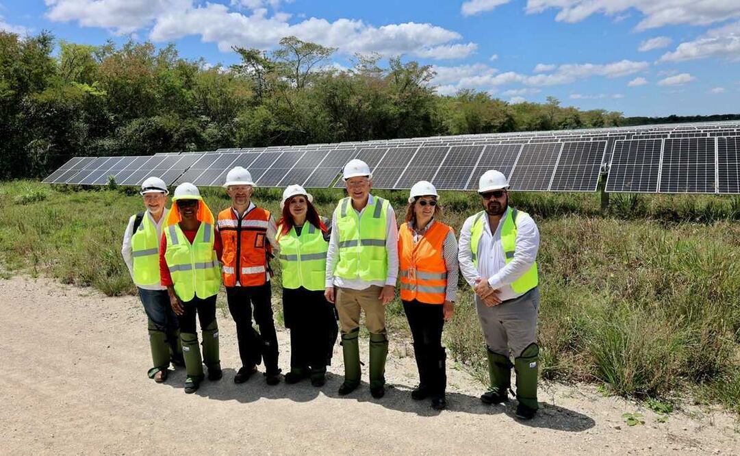 Ken Salazar recorre planta solar en Campeche acompañado de Layda Sansores y personal de Atlas Renewable / Foto: Twitter @USAmbMex
