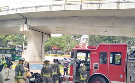 Cae automovilista de puente vehicular en Circuito Interior
