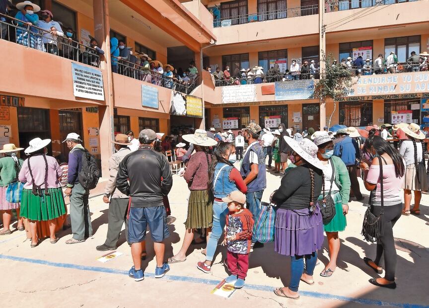 Bolivianos hacen fila para votar, en la Unidad educativa Eduardo Abaro, en la población de Parotani, en octubre de 2020. Foto: Jorge Abrego | EFE