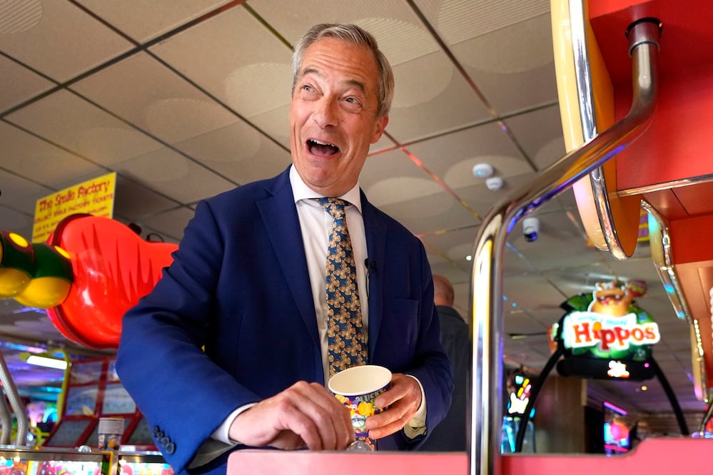 Nigel Farage, líder de un partido derechista británico, juega en una sala de videojuegos en Clacton-On-Sea, Essex, Inglaterra. Foto: AP