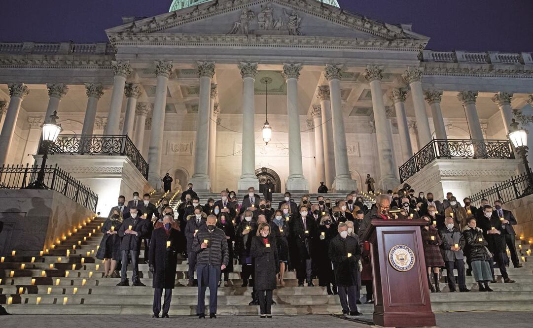 La presidenta de la Cámara de Representantes, Nancy Pelosi (tercera de izq. a der.), con otros congresistas, en una vigilia para conmemorar el asalto al Capitolio. Foto: Michael Reynolds/ EFE.