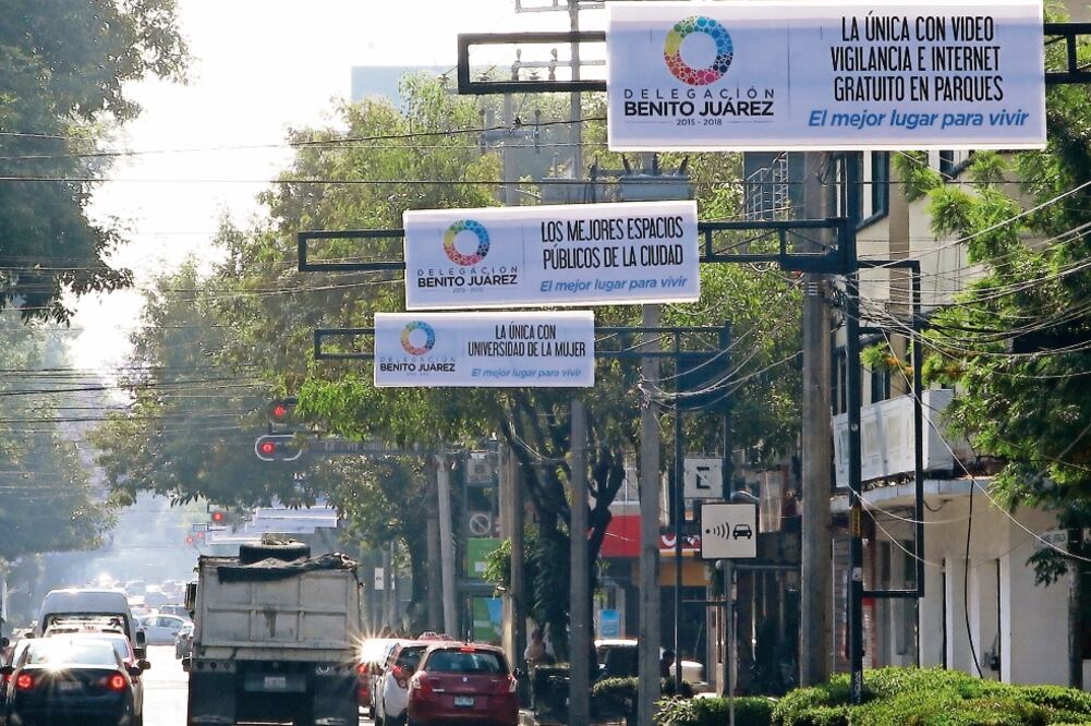 Los pendones se ubican en Eje 6 Sur, Gabriel Mancera, avenida Coyoacán, Eje 8 Sur y Universidad (LUIS CORTÉS. EL UNIVERSAL)