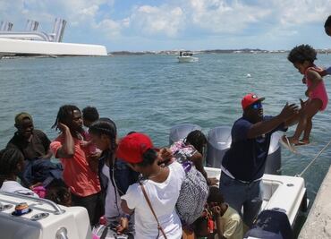 Miles intentan abandonar el caos y los estragos causados por "Dorian" en Bahamas