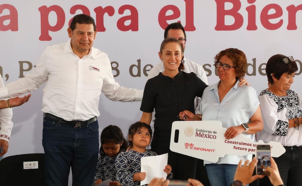 Entrega del programa Vivienda para el Bienestar en Puebla, encabezado por la presidenta de México, Claudia Sheinbaum. Foto: Especial