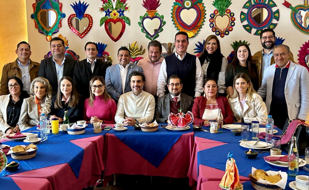 El próximo secretario de Gobierno de la Ciudad de México, César Cravioto (abajo, al centro), se reunió con diputados locales de la Junta de Coordinación Política del Congreso de la capital del país (03/10/2024). Foto: Especiales