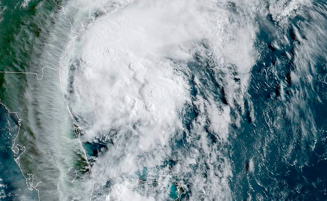 El NHC advierte de fuertes vientos, inundaciones y oleaje alto en las dos Carolina (Foto: AFP)