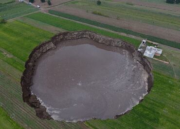 Sujetos logran burlar vigilancia y se graban orinando en la orilla del socavón de Puebla