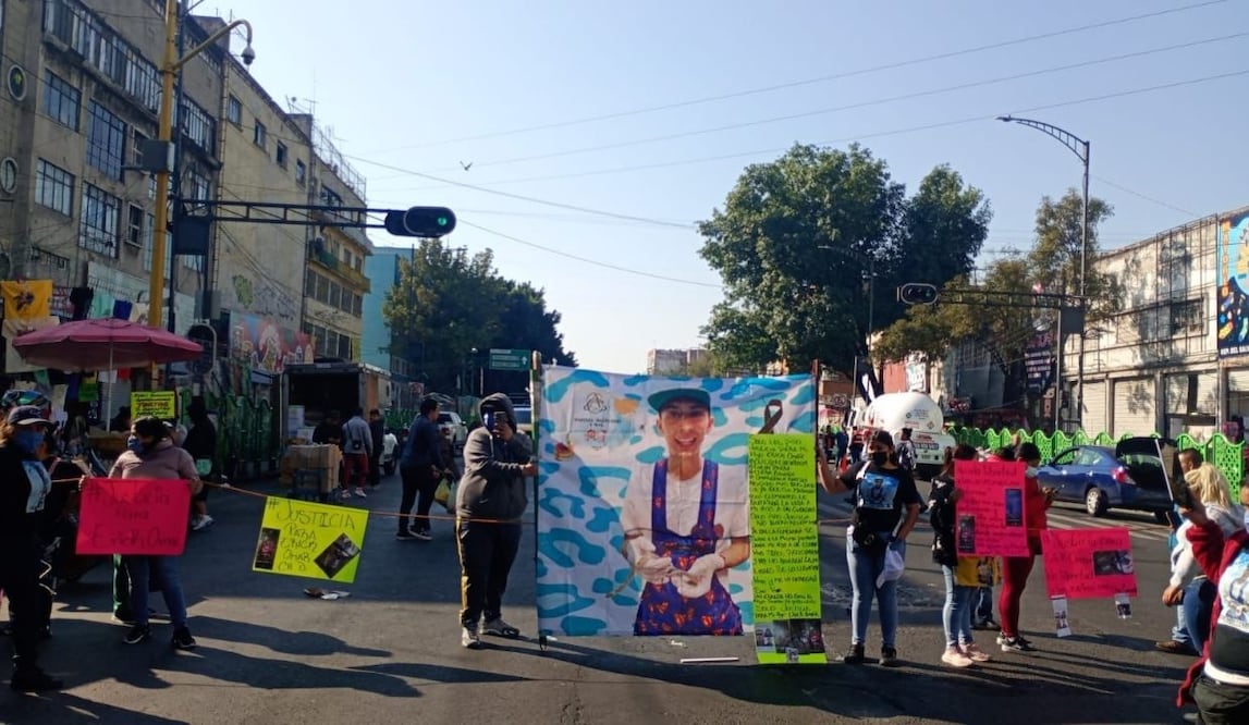 Bloqueo en avenida Circunvalación; familiares exigen justicia por presunto homicidio a manos de policías. Foto: Especial