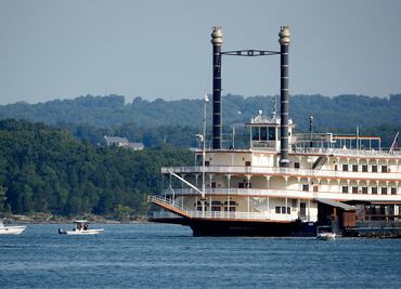 Suman 17 muertos por naufragio de bote en lago de Missouri