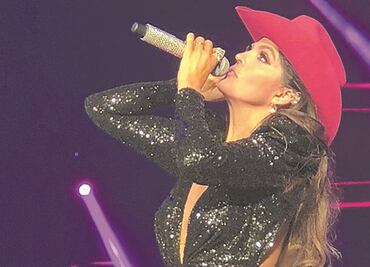 Así se ve Ana Bárbara en mini bikini a sus 50 años