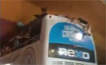 Festejo de Belgrano en su autobús casi termina en tragedia