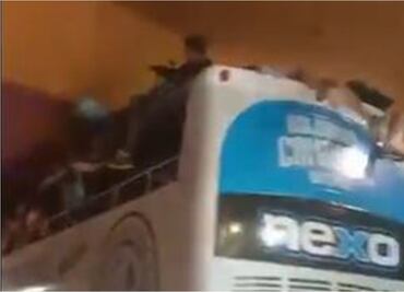 Festejo de Belgrano en su autobús casi termina en tragedia