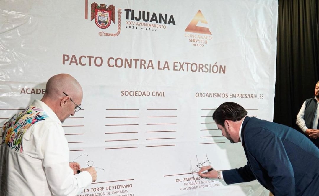 El presidente municipal Ismael Burgueño Ruiz encabezó la firma del Pacto por la Prosperidad y la Justicia Económica. | Foto: Especial.