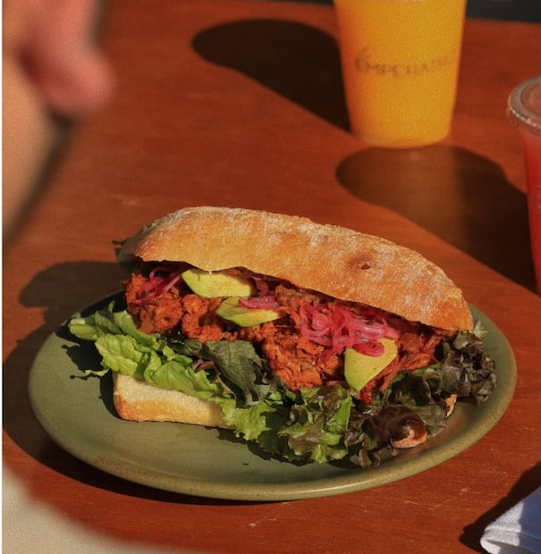 El sándwich de Roast Beff es uno de los más recomendados. Foto: Instagram @laemperatriz_cafe