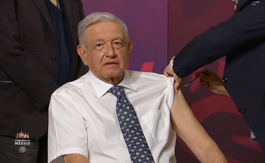 AMLO recibe en su mañanera la dosis de Abdala contra Covid-19. Foto: Captura