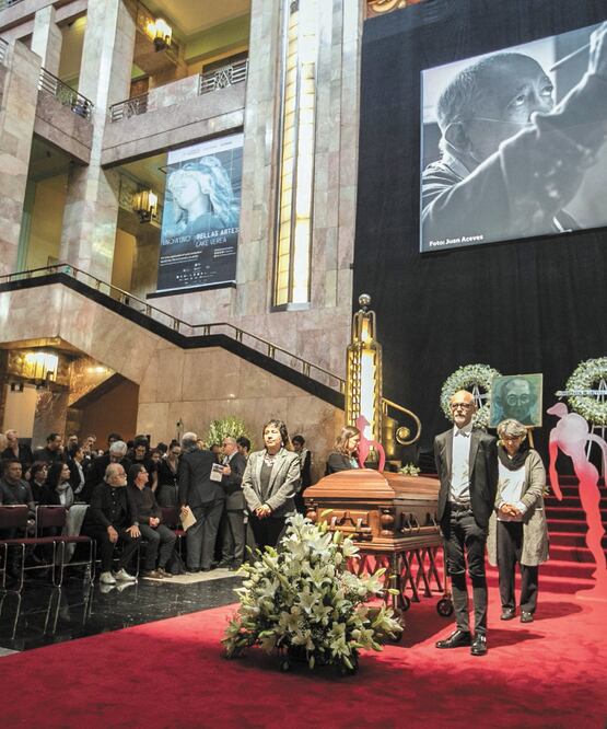 Al frente, Lucina Jiménez, directora del INBAL; Juan Aceves, hijo del artista, y atrás, a la izquierda, su nuera, Sarah Gallagher. GERMÁN ESPINOSA. EL UNIVERSAL