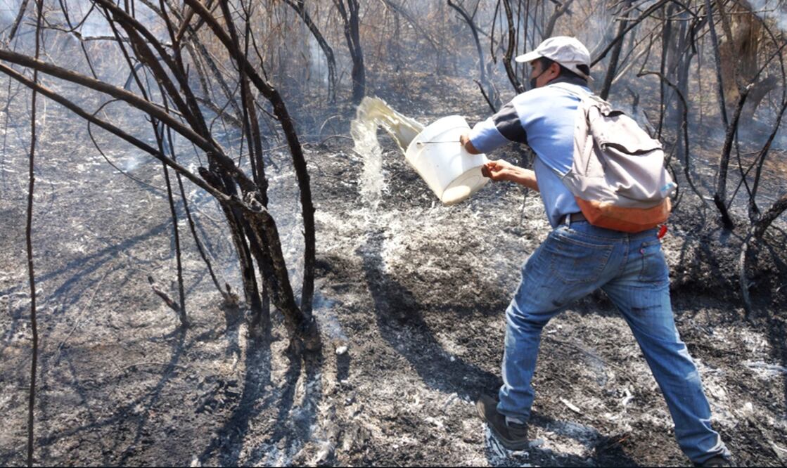 Pobladores intentan apagar un incendio forestal con cubetas de agua en Santo Domingo Tomaltepec, Oaxaca, el sábado 12 de abril de 2025. Foto: Edwin Hernández/EL UNIVERSAL