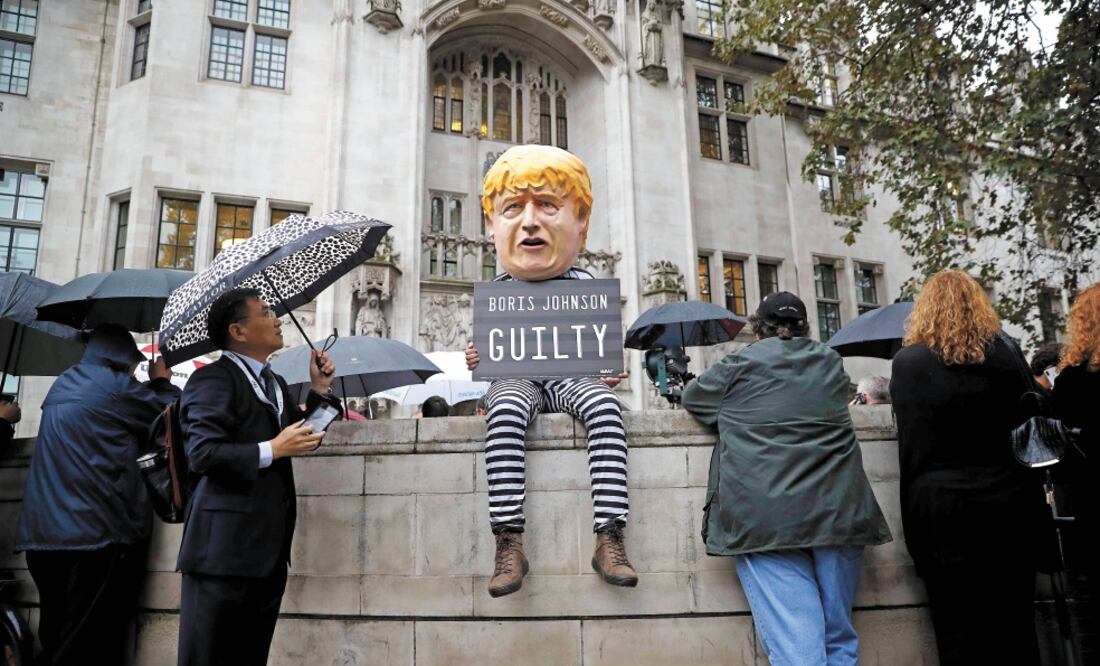 Un manifestante disfrazado como el premier británico, Boris Johnson, ayer en Londres. Foto: TOLGA AKMEN. AFP