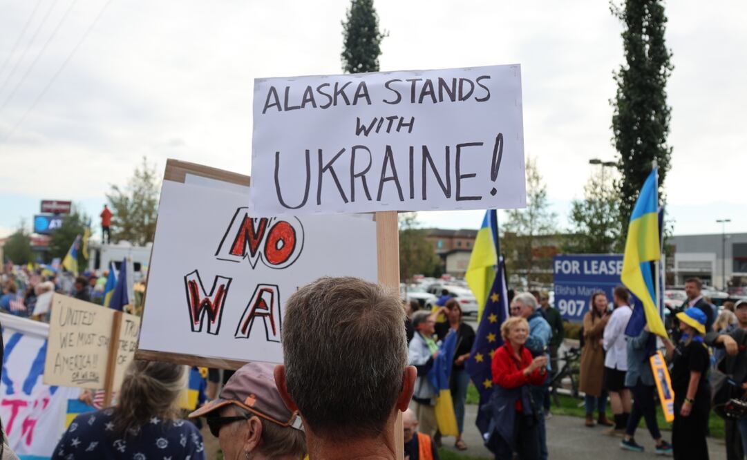 Personas participan en una protesta este jueves, en contra de la reunión prevista entre el presidente de Estados Unidos, Donald Trump, y su homólogo ruso, Vladímir Putin en Anchorage, Alaska. Foto: EFE
