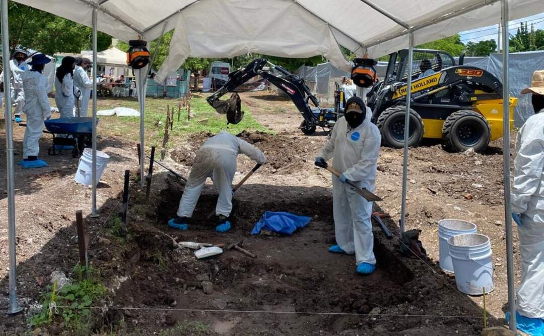 Los trabajos de exhumación de cuerpos se realizan en el panteón municipal 21 de Marzo ubicado en Culiacán, Sinaloa (11/07/2025). Foto: Oficial
