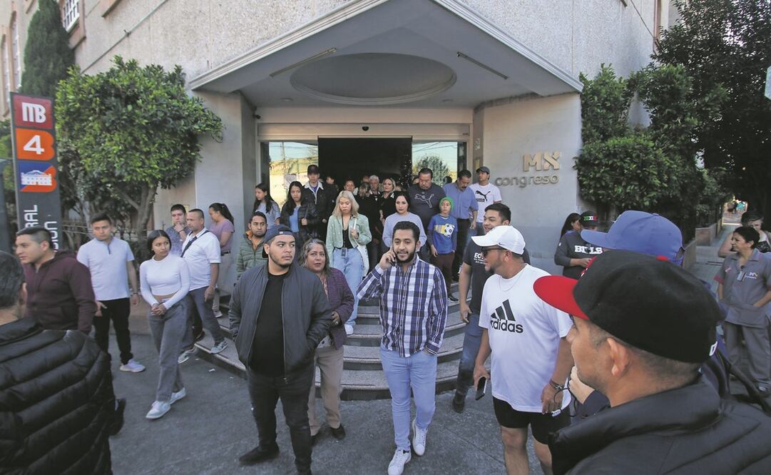Huespedes de un hotel ubicado en la colonia Penitenciaria, alcaldía Venustiano Carranza, desalojaron el inmueble luego de que se activó la alarma sísmica en punto de las 08:31 horas. Foto: Carlos Mejía / EL UNIVERSAL