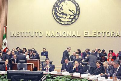 SAT entrega a INE facturas emitidas por partidos