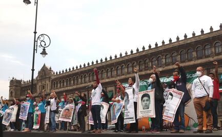Familiares de normalistas de Ayotzinapa exigen justicia en el Zócalo, a 6 años de desaparición