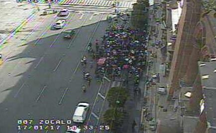 Manifestantes afectan circulación en calles cercanas al Zócalo