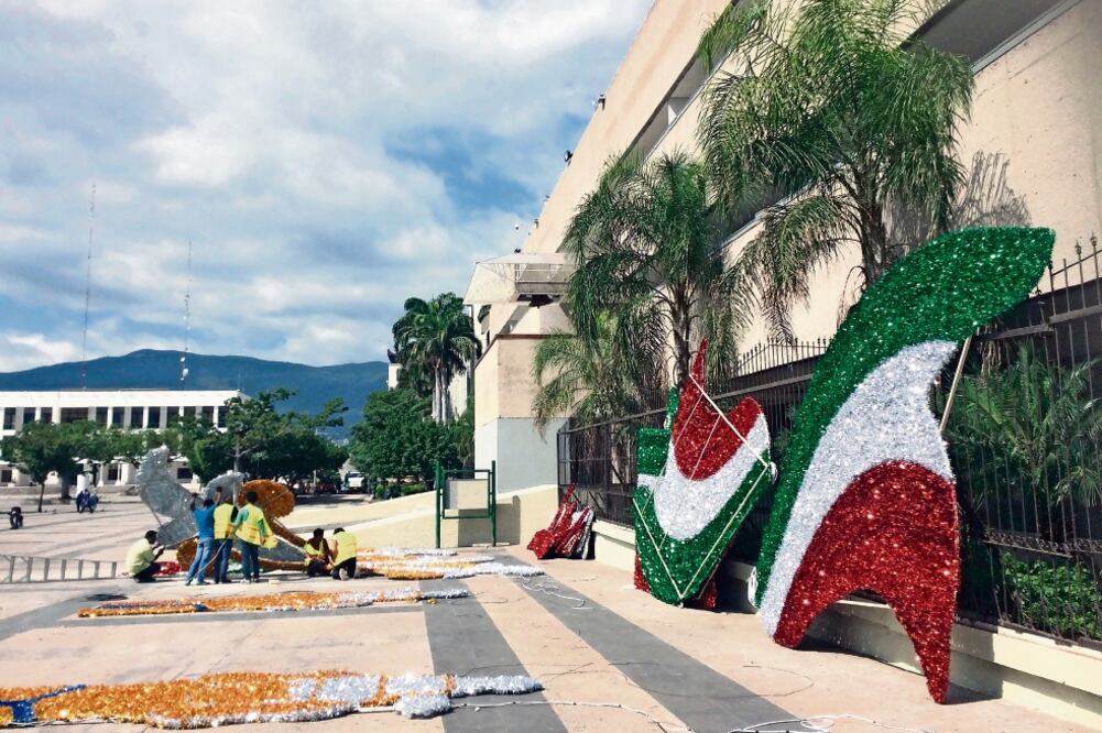 Tras el retiro de docentes de la plaza central de Tuxtla Gutiérrez, cuadrillas de trabajadores retiraron los desechos y comenzaron a colocar adornos patrios en edificios de gobierno (ÓSCAR LEÓN. EL UNIVERSAL)