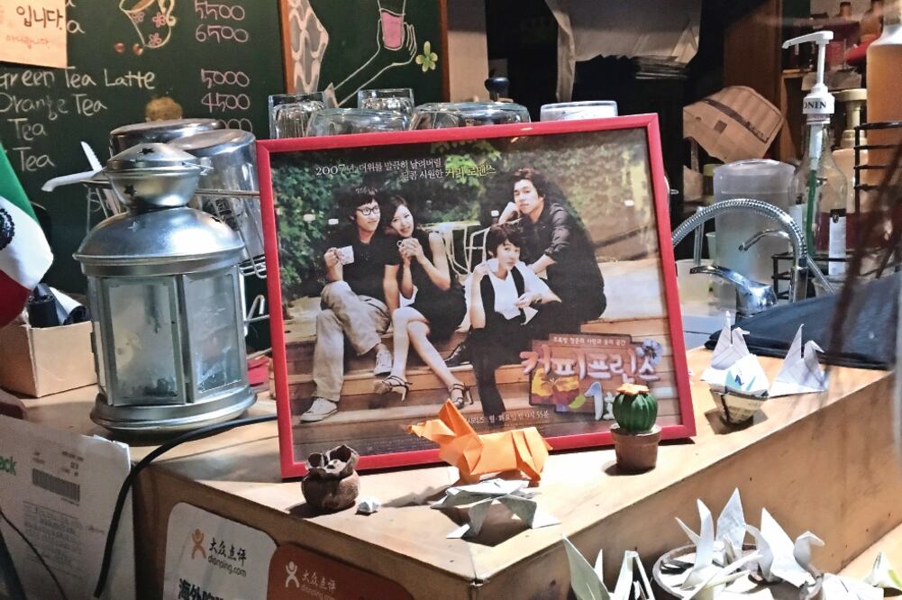 En el Coffee Prince se pueden tomar fotos (tras pagar la cuota) pero no se puede tocar la barra. (JANET MÉRIDA. EL UNIVERSAL)