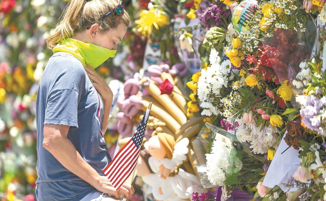 Una joven visita el memorial, cerca del condominio Champlain Towers, parcialmente colapsado en Surfside, Miami. Foto: Matias J. Ocner/AP.